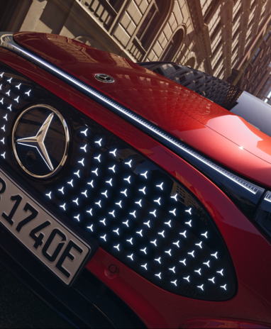 Kühlergrill eines roten Mercedes-Benz CLA mit EQ-Technologie. | © Mercedes-Benz