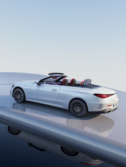 Ein weißes Mercedes-Benz CLE Cabrio auf spiegelnder Oberfläche vor klarem Himmel. | © Mercedes-Benz AG