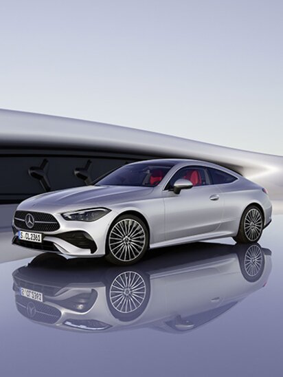 Silbernes Mercedes-Benz CLE Coupé vor futuristischer Kulisse.
