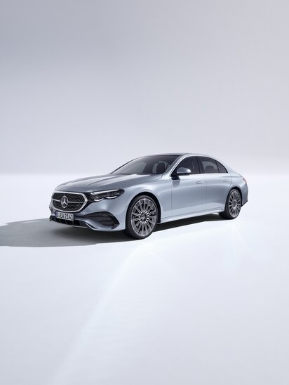 Silberne Mercedes-Benz E-Klasse Limousine in minimalistischem Raum | © Mercedes-Benz Group AG