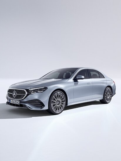 Silberne Mercedes-Benz E-Klasse Limousine mit modernem Design