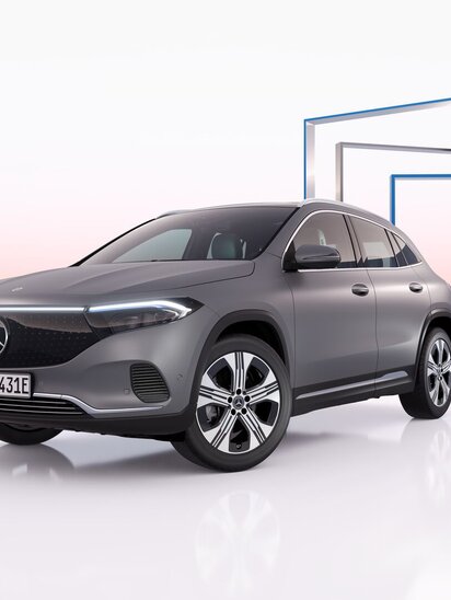 Grauer Mercedes-Benz EQA vor geometrischen Rahmen im Hintergrund. | © Mercedes-Benz AG