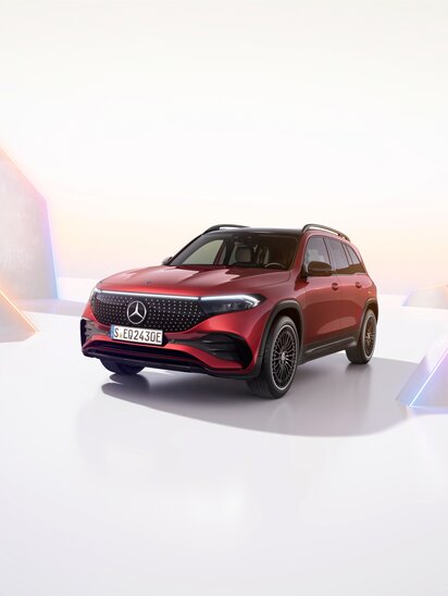 Der rote Mercedes-Benz EQB steht vor futuristischen, leuchtenden Strukturen. | © Mercedes-Benz AG