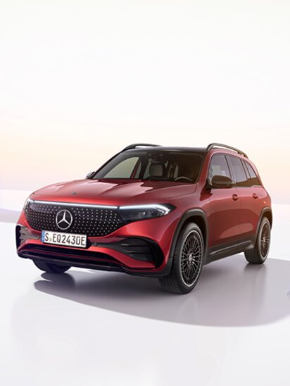 Roter Mercedes-Benz EQB SUV vor neutralem Hintergrund.