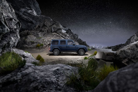 Nächtliche Aufnahme eines Mercedes-Benz G-Klasse in felsigem Gelände unter sternenklarem Himmel. | © Mercedes-Benz AG