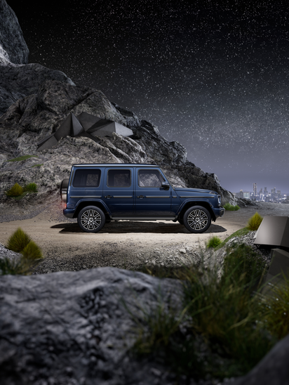 Nächtliche Aufnahme eines Mercedes-Benz G-Klasse in felsigem Gelände unter sternenklarem Himmel. | © Mercedes-Benz AG