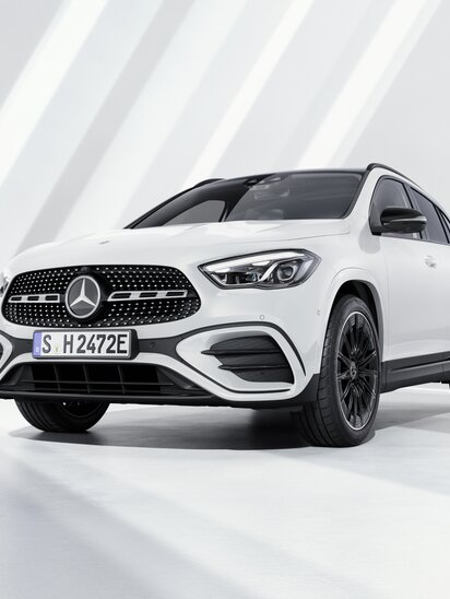 Weißer Mercedes-Benz GLA SUV im modernen Showroom. | © Mercedes-Benz AG