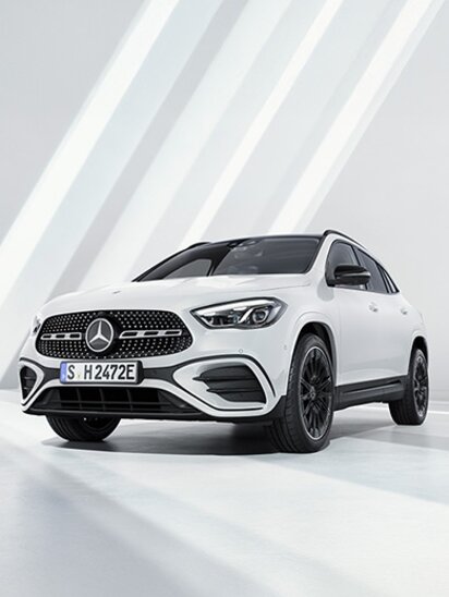 Weißer Mercedes-Benz GLA in einem hellen, modernen Raum mit stilisierten Lichteffekten.