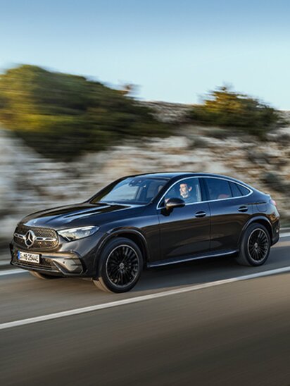 Ein Mercedes-Benz GLC Coupé fährt auf einer Landstraße entlang.