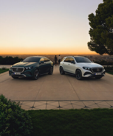 Zwei Mercedes-Benz GLE-Modelle parken bei Sonnenuntergang. | © Mercedes-Benz AG