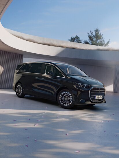 Schwarzer Mercedes-Benz VLE steht in hellem, stilvollem Raum. | © Mercedes-Benz AG
