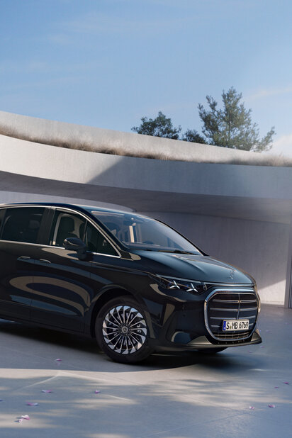 Schwarzer Mercedes-Benz VLE steht in hellem, stilvollem Raum. | © Mercedes-Benz AG