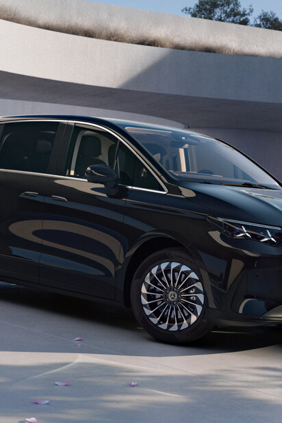 Schwarzer Mercedes-Benz VLE steht in hellem, stilvollem Raum. | © Mercedes-Benz AG