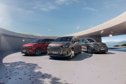 Drei Mercedes-Benz VLE-Modelle in einer kreisförmigen Parkbucht. | © Mercedes-Benz AG
