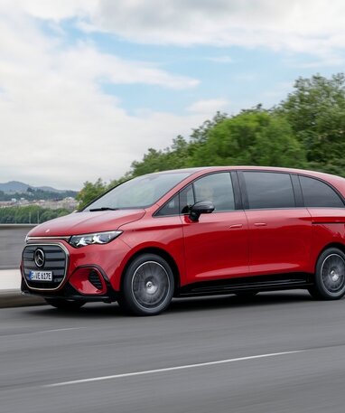 Roter Mercedes-Benz VLE fährt über eine Brücke. | © Mercedes-Benz AG