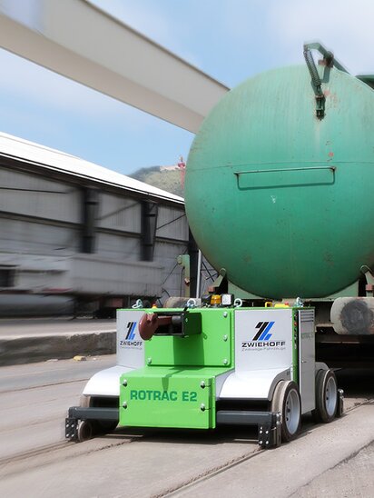 Der Zwiehoff Rotrac E2 bewegt grüne Kesselwaggons auf Schienen.